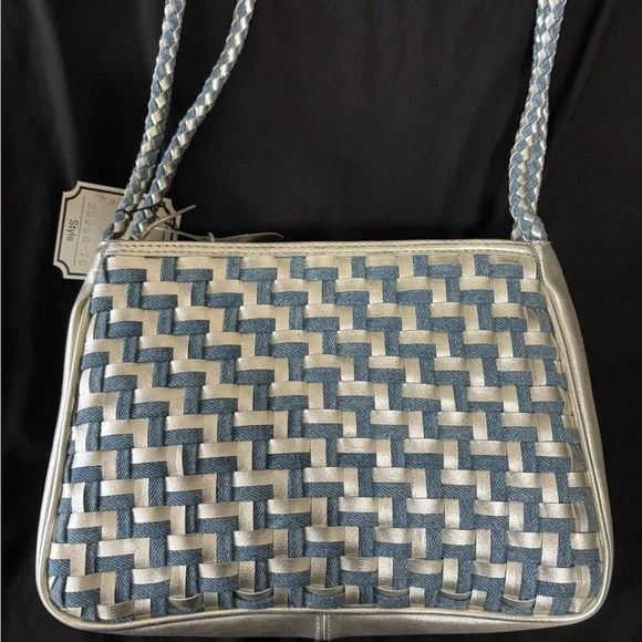Warren Reed Stylish Blue and White Woven Handbag - Picture 2 of 6
